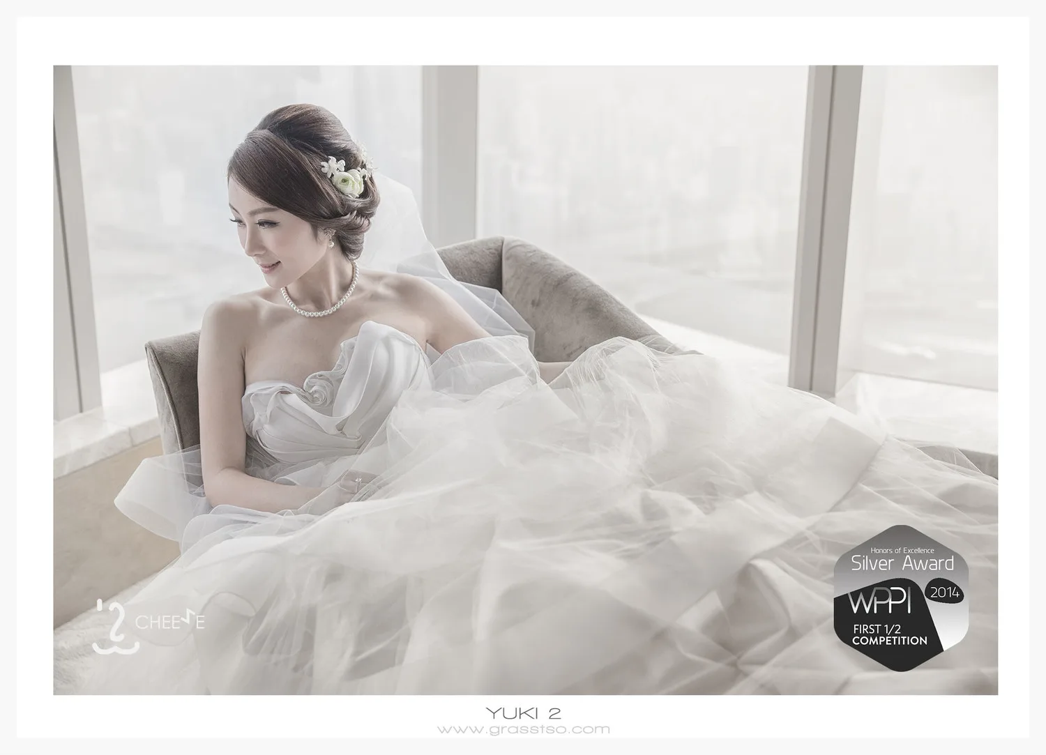 新娘穿婚紗坐在窗邊,照片上帶有 WPPI 獎項標誌