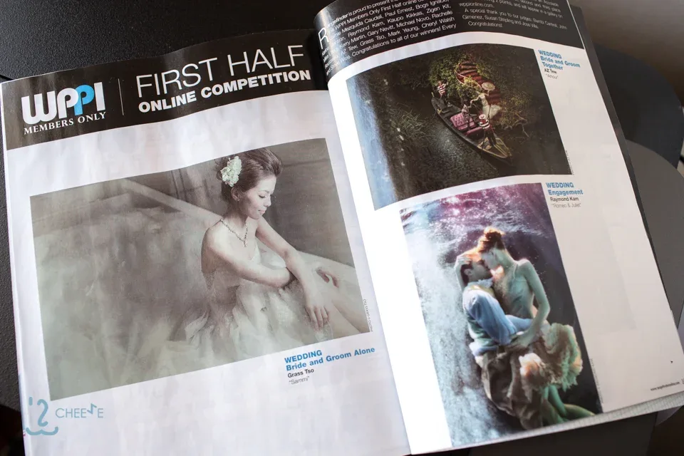 翻開的 WPPI 攝影作品刊物,頁面刊載獲獎婚紗人像
