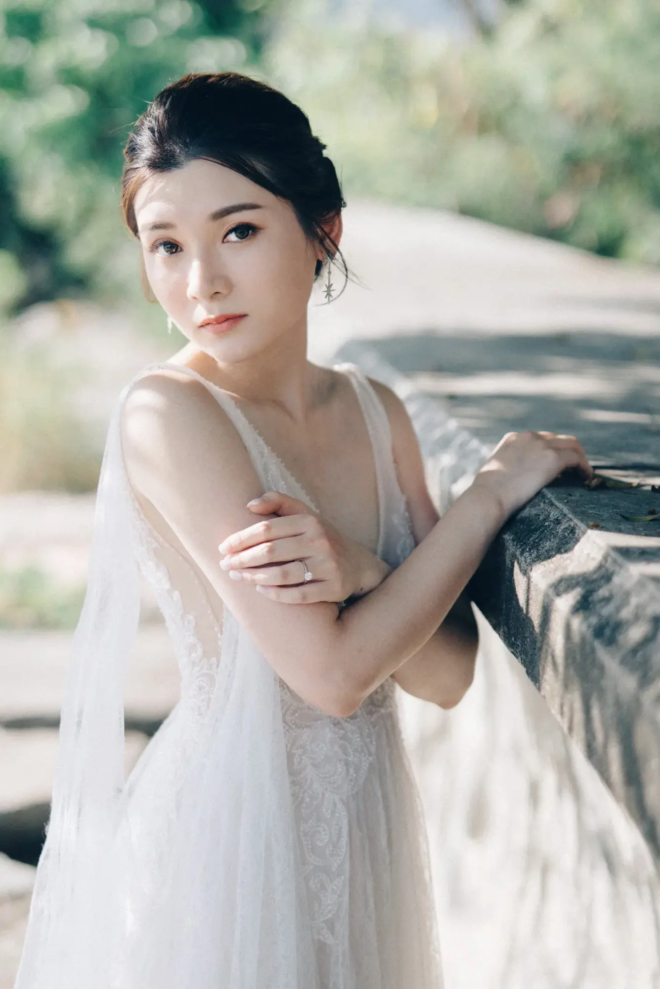 新娘倚着戶外石欄,回望鏡頭